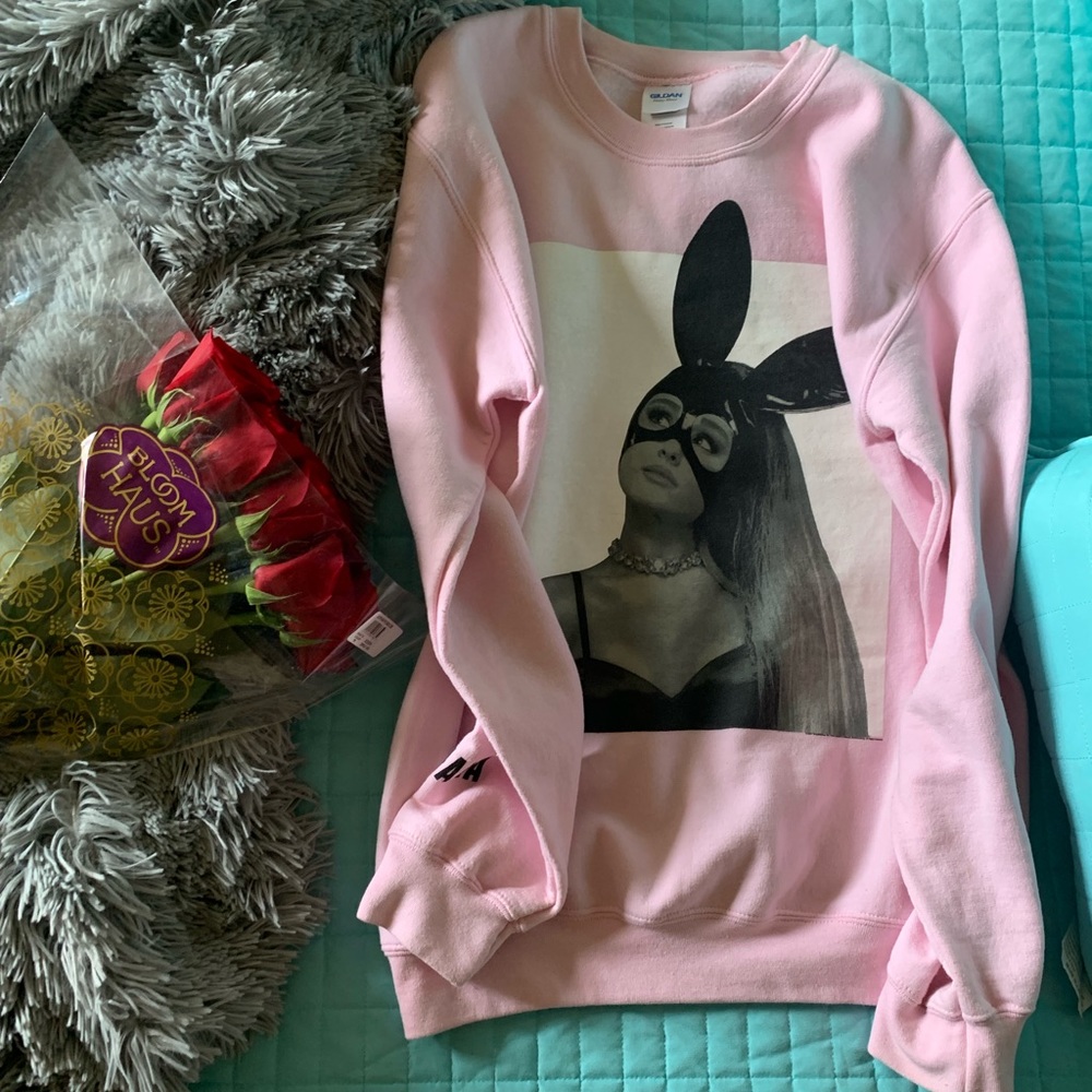 Dangerous Woman Tour Sweatshirt 🌹